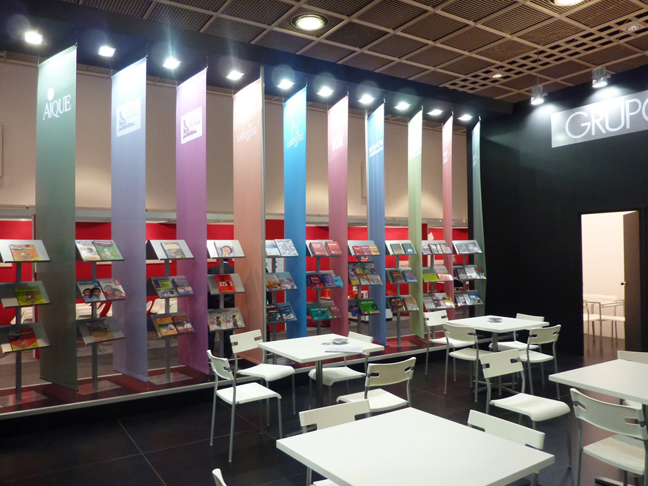 DESIGN AND CONSTRUCTION of a BOOTH for GRUPO ANAYA BUCHMESSE FRANKFURT ALEMANIA PROYECTO GENUS
